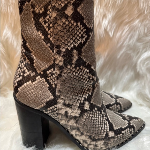 Aldo Snakeskin Pattern Women's Boots - Picture 9 of 9